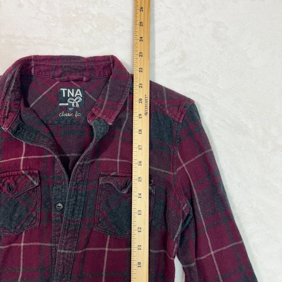 TNA Aritzia Women's XS Classic Fit Red & Black Plaid Flannel Shirt Button Down - Picture 9 of 10